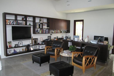 Exemple d'un bureau chic de taille moyenne avec une bibliothèque ou un coin lecture, un mur blanc, sol en béton ciré, aucune cheminée, un bureau indépendant et un sol gris.