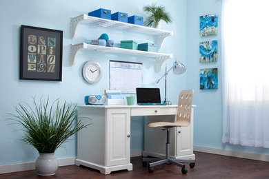 Imagen de despacho clásico renovado de tamaño medio sin chimenea con paredes azules, suelo de madera oscura y escritorio independiente