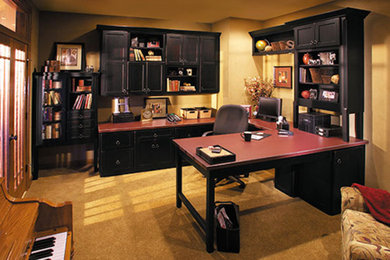 Ejemplo de despacho tradicional grande sin chimenea con paredes amarillas, moqueta, escritorio independiente y suelo beige