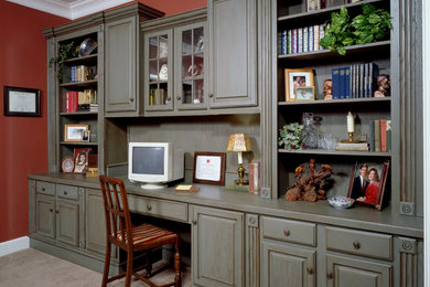 Inspiration for a classic home office in Tampa.