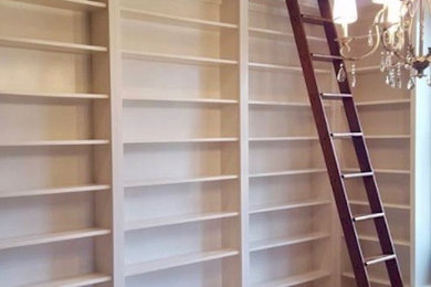 シーダーラピッズにある広いトラディショナルスタイルのおしゃれなホームオフィス・書斎 (ライブラリー、ベージュの壁、淡色無垢フローリング、暖炉なし、白い床) の写真