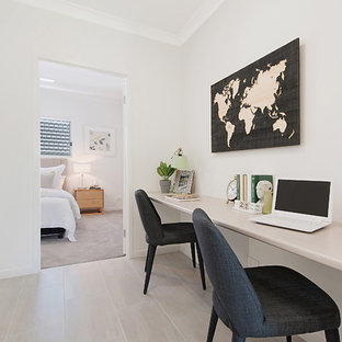 Idee per un ufficio contemporaneo di medie dimensioni con pareti bianche, pavimento con piastrelle in ceramica, scrivania incassata e pavimento beige