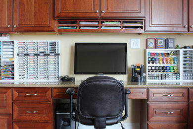 Foto de sala de manualidades moderna de tamaño medio sin chimenea con paredes beige, suelo de madera en tonos medios y escritorio empotrado