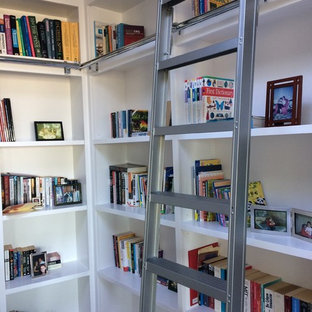 Inspiration för ett mellanstort vintage arbetsrum, med ett bibliotek, vita väggar, ljust trägolv och beiget golv