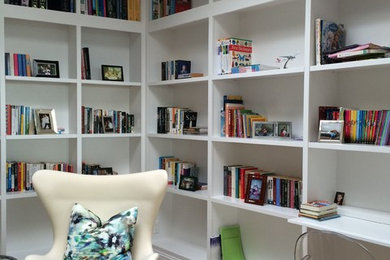 サンフランシスコにある中くらいなトランジショナルスタイルのおしゃれなホームオフィス・書斎 (ライブラリー、白い壁、淡色無垢フローリング、ベージュの床) の写真