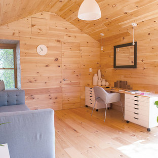 Inspiration pour un petit bureau design de type studio avec un sol en bois clair, aucune cheminée et un bureau indépendant.