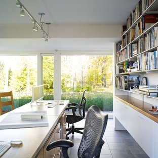 Inspiration för stora moderna arbetsrum, med vita väggar, klinkergolv i keramik och ett inbyggt skrivbord