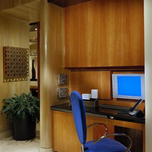 Idée de décoration pour un grand bureau design avec un sol en travertin.