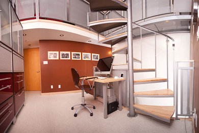 Foto de despacho clásico de tamaño medio sin chimenea con paredes marrones, moqueta y escritorio independiente