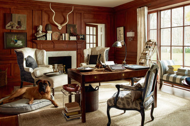 Modelo de despacho clásico con suelo de madera en tonos medios, todas las chimeneas y escritorio independiente