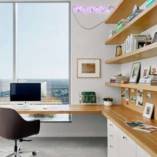 Ispirazione per un ufficio design con pareti bianche, moquette, nessun camino, scrivania incassata e pavimento grigio