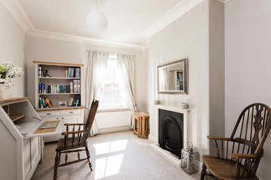 Источник вдохновения для домашнего уюта: рабочее место среднего размера в классическом стиле с серыми стенами, стандартным камином и отдельно стоящим рабочим столом