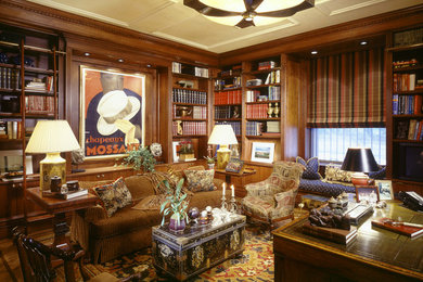 ニューヨークにあるトラディショナルスタイルのおしゃれなホームオフィス・書斎 (無垢フローリング、自立型机) の写真