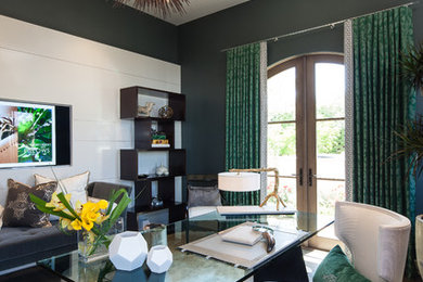 Diseño de despacho tradicional renovado con suelo de madera en tonos medios, escritorio independiente y paredes verdes
