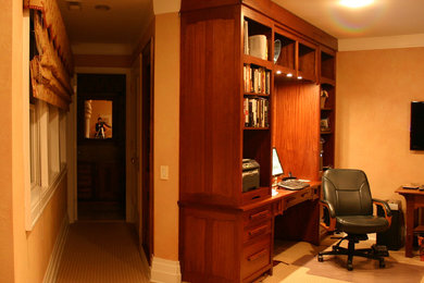 ルイビルにあるおしゃれなホームオフィス・書斎の写真