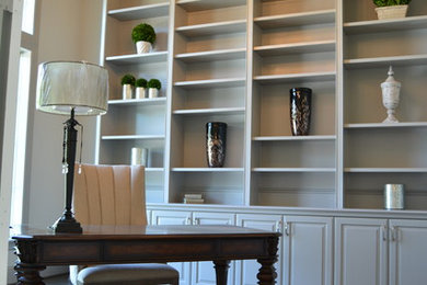 Diseño de despacho clásico renovado de tamaño medio con paredes grises, suelo de madera en tonos medios y suelo marrón