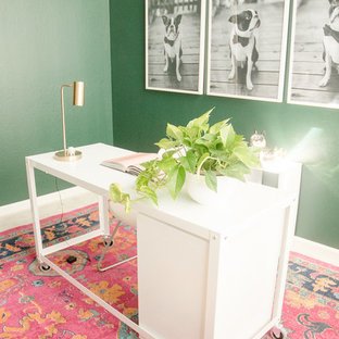 Cette photo montre un petit bureau éclectique de type studio avec un mur vert, moquette, un bureau indépendant et un sol rose.
