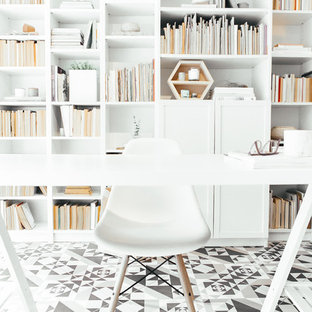 Inspiration för minimalistiska arbetsrum, med vita väggar, ett fristående skrivbord och flerfärgat golv