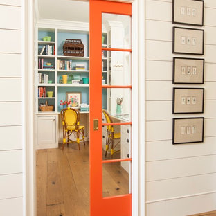 Immagine di un piccolo ufficio country con pareti blu, parquet chiaro, scrivania incassata e pavimento marrone