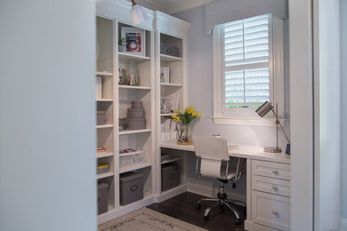 Exemple d'un petit bureau atelier chic avec un mur gris, parquet foncé, aucune cheminée, un bureau intégré et un sol marron.