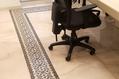 Kleines Mediterranes Arbeitszimmer mit Porzellan-Bodenfliesen und beigem Boden in Sonstige