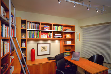 Kleines Klassisches Lesezimmer ohne Kamin mit Einbau-Schreibtisch, beiger Wandfarbe und beigem Boden in Chicago