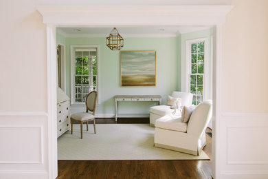 Diseño de despacho clásico renovado de tamaño medio sin chimenea con paredes verdes, suelo de madera oscura y escritorio empotrado