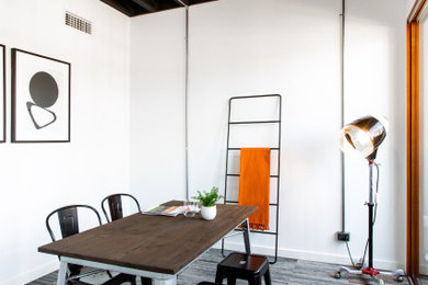 Ejemplo de despacho industrial con paredes blancas, moqueta, escritorio independiente, suelo gris y vigas vistas
