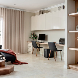 Mittelgroßes Modernes Arbeitszimmer mit Arbeitsplatz, beiger Wandfarbe, Travertin, Einbau-Schreibtisch und beigem Boden in Perth