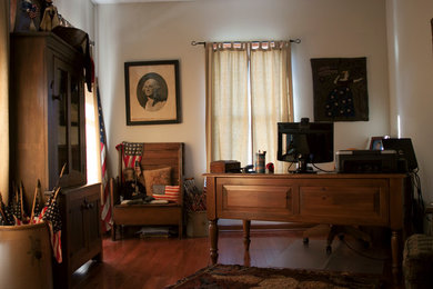 This is an example of a rustic home office in Columbus.