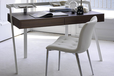 Ejemplo de despacho minimalista de tamaño medio sin chimenea con paredes blancas, suelo de cemento, escritorio independiente y suelo blanco