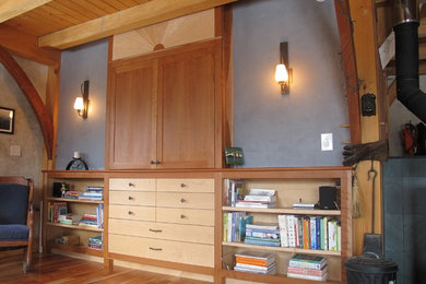 Ejemplo de despacho de estilo americano de tamaño medio sin chimenea con biblioteca, paredes blancas, suelo de madera clara y suelo beige