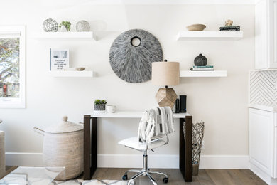Cette photo montre un bureau chic avec un mur beige, parquet foncé, un bureau indépendant et un sol marron.