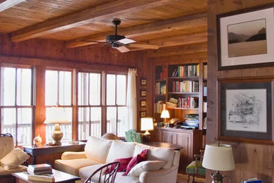 Diseño de despacho tradicional de tamaño medio sin chimenea con biblioteca, paredes beige, suelo de madera en tonos medios y suelo beige