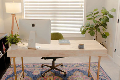 Foto de despacho moderno de tamaño medio sin chimenea con paredes blancas, escritorio independiente y suelo blanco