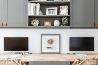 Imagen de estudio tradicional renovado pequeño con paredes grises y escritorio empotrado