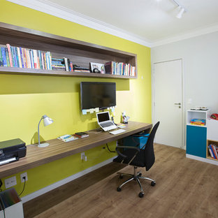 Kleines Modernes Arbeitszimmer mit grüner Wandfarbe, braunem Holzboden und Einbau-Schreibtisch in Sonstige