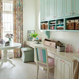 Exemple d'un bureau atelier romantique de taille moyenne avec un mur blanc, un sol en carrelage de porcelaine, aucune cheminée et un bureau intégré.