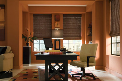 Foto de despacho contemporáneo de tamaño medio sin chimenea con parades naranjas, moqueta y escritorio independiente