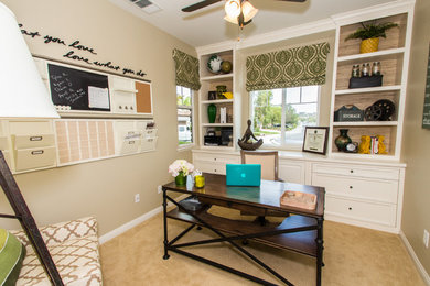 Imagen de despacho tradicional renovado de tamaño medio con paredes beige, moqueta y escritorio empotrado