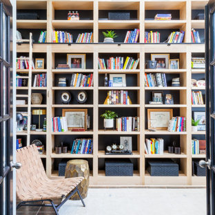 Bild på ett litet vintage arbetsrum, med ett bibliotek, blå väggar, skiffergolv, ett fristående skrivbord och flerfärgat golv