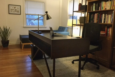 フィラデルフィアにある低価格の小さなミッドセンチュリースタイルのおしゃれなホームオフィス・書斎 (白い壁、無垢フローリング、茶色い床) の写真