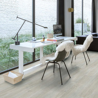 Esempio di uno studio scandinavo con pareti nere