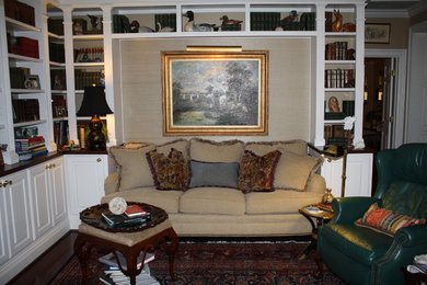 Imagen de despacho tradicional de tamaño medio sin chimenea con biblioteca, paredes beige y suelo de madera oscura