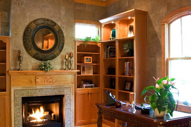 ローリーにある中くらいなトラディショナルスタイルのおしゃれな書斎 (グレーの壁、無垢フローリング、標準型暖炉、タイルの暖炉まわり、自立型机) の写真