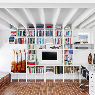 Modernes Lesezimmer ohne Kamin mit weißer Wandfarbe, Backsteinboden, Einbau-Schreibtisch, rotem Boden und freigelegten Dachbalken in Brisbane