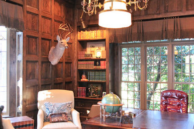 Imagen de despacho tradicional de tamaño medio con paredes marrones, suelo de madera oscura, escritorio independiente y suelo marrón