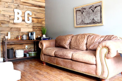 アトランタにあるインダストリアルスタイルのおしゃれなホームオフィス・書斎 (グレーの壁、ラミネートの床、茶色い床) の写真