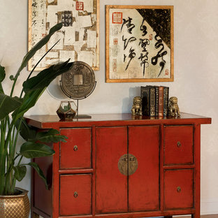 Foto på ett mellanstort orientaliskt hemmabibliotek, med grå väggar och mellanmörkt trägolv