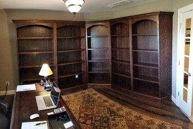 ルイビルにある広いトラディショナルスタイルのおしゃれな書斎 (ベージュの壁、濃色無垢フローリング、暖炉なし、自立型机、茶色い床) の写真